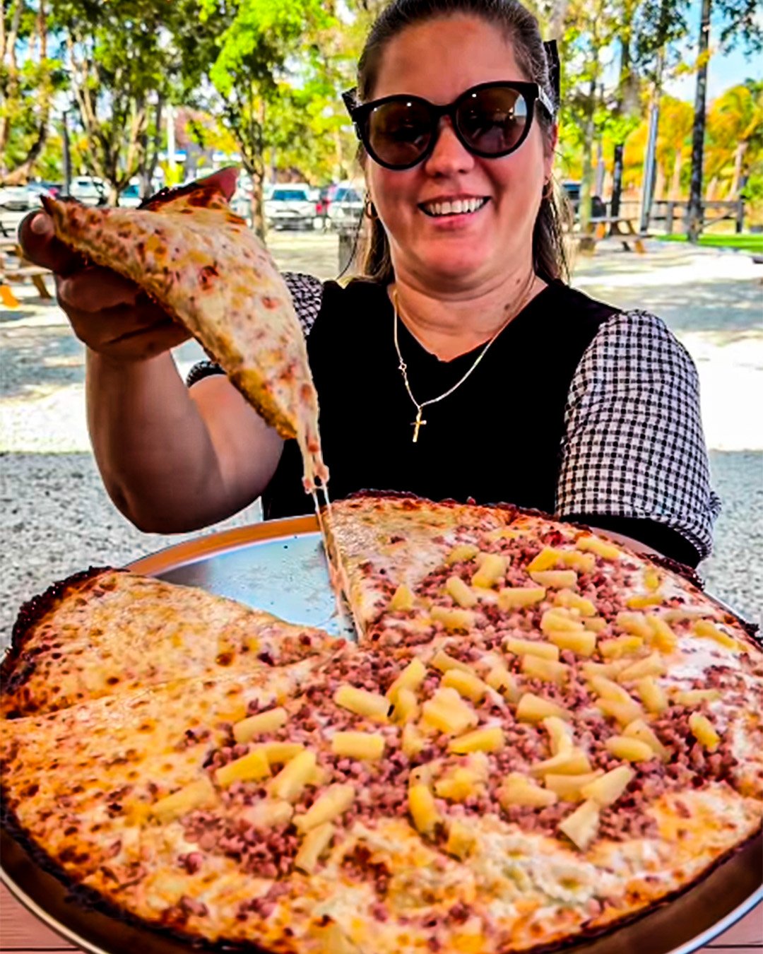 mujer con slice de pizza cubana en redland farmes market florida