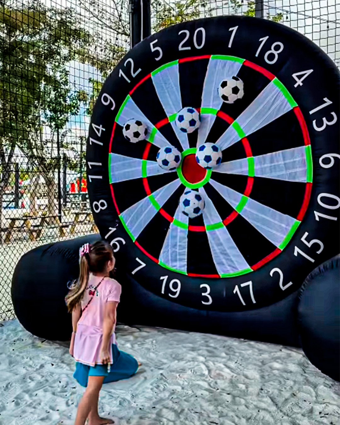 niña jugando con la diana en redland farmes market florida