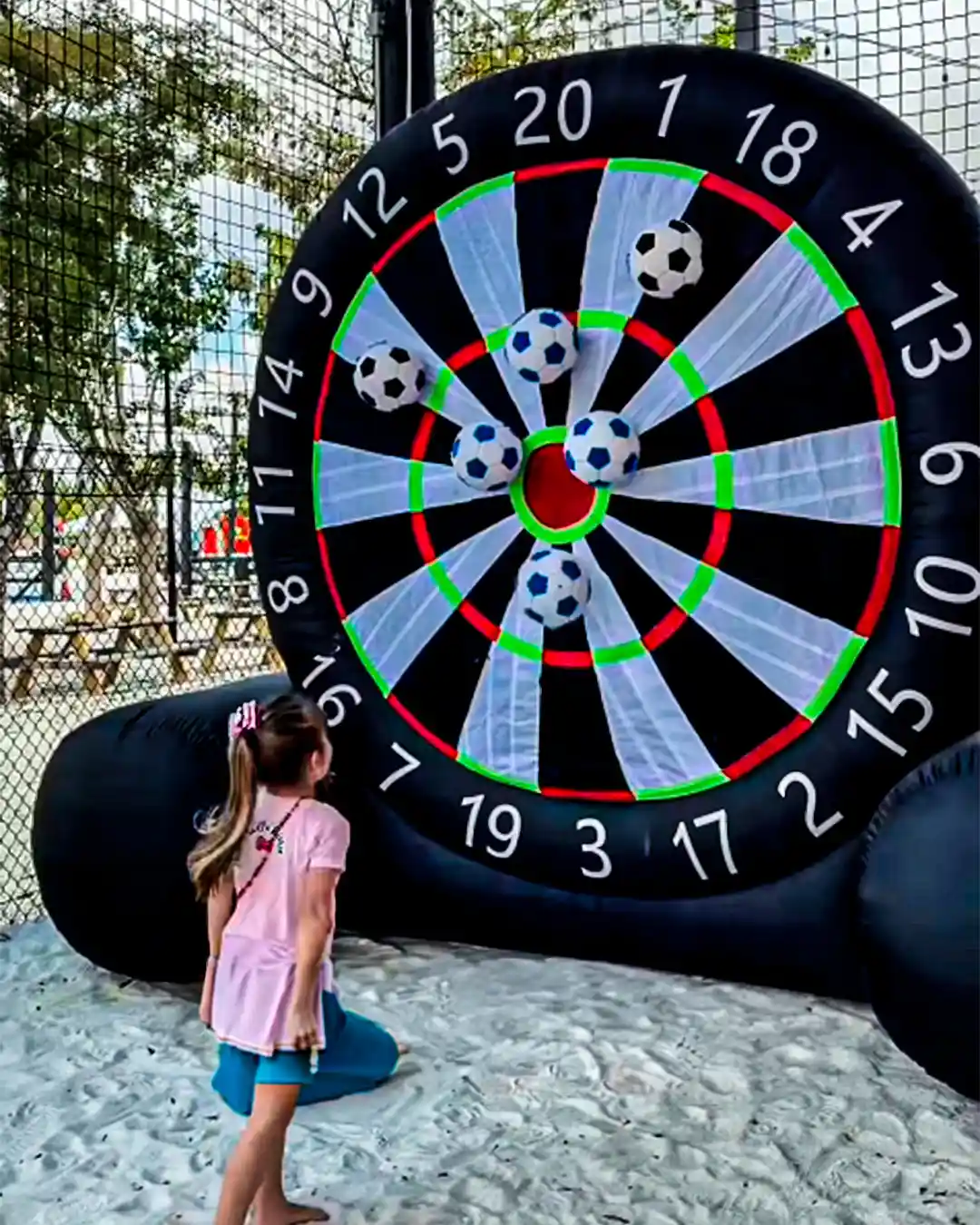 niña jugando con la diana en redland farmes market florida