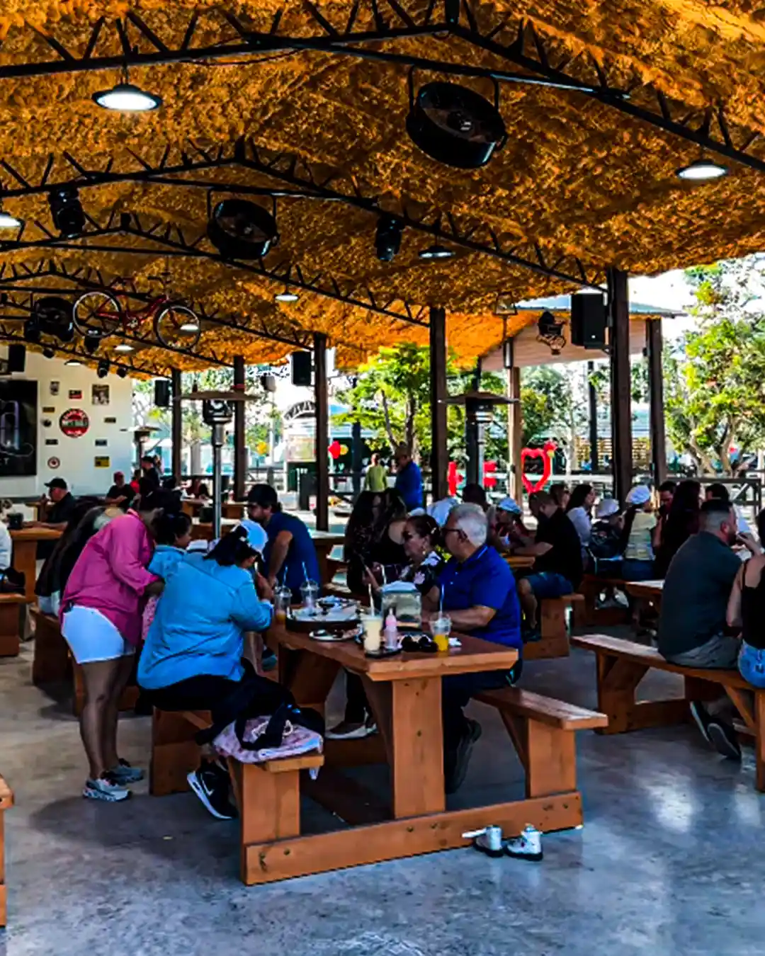 personas almorzando en redland farmes market florida